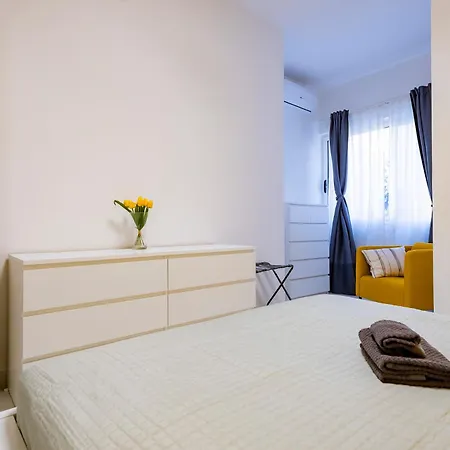 Guesthost - Lovely Flat In The Heart Of