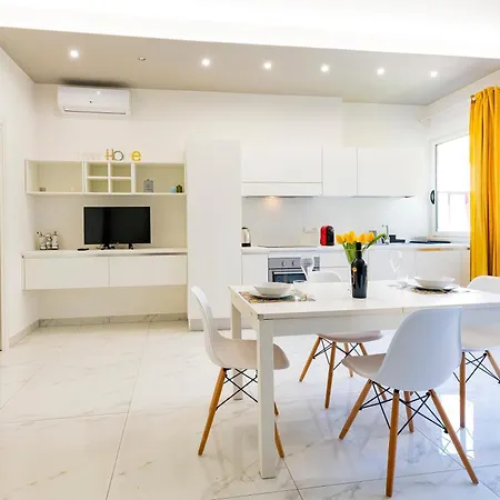 Guesthost - Lovely Flat In The Heart Of アパート *