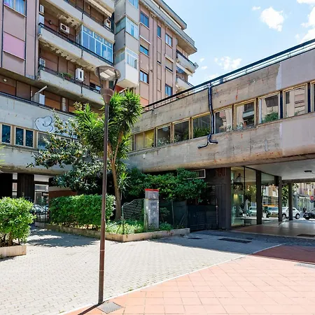 Guesthost - Lovely Flat In The Heart Of Apartment