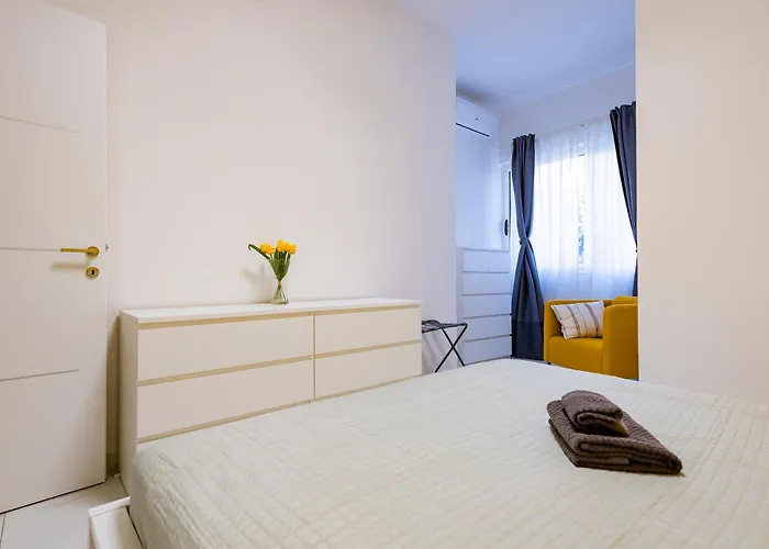 Guesthost - Lovely Flat In The Heart Of